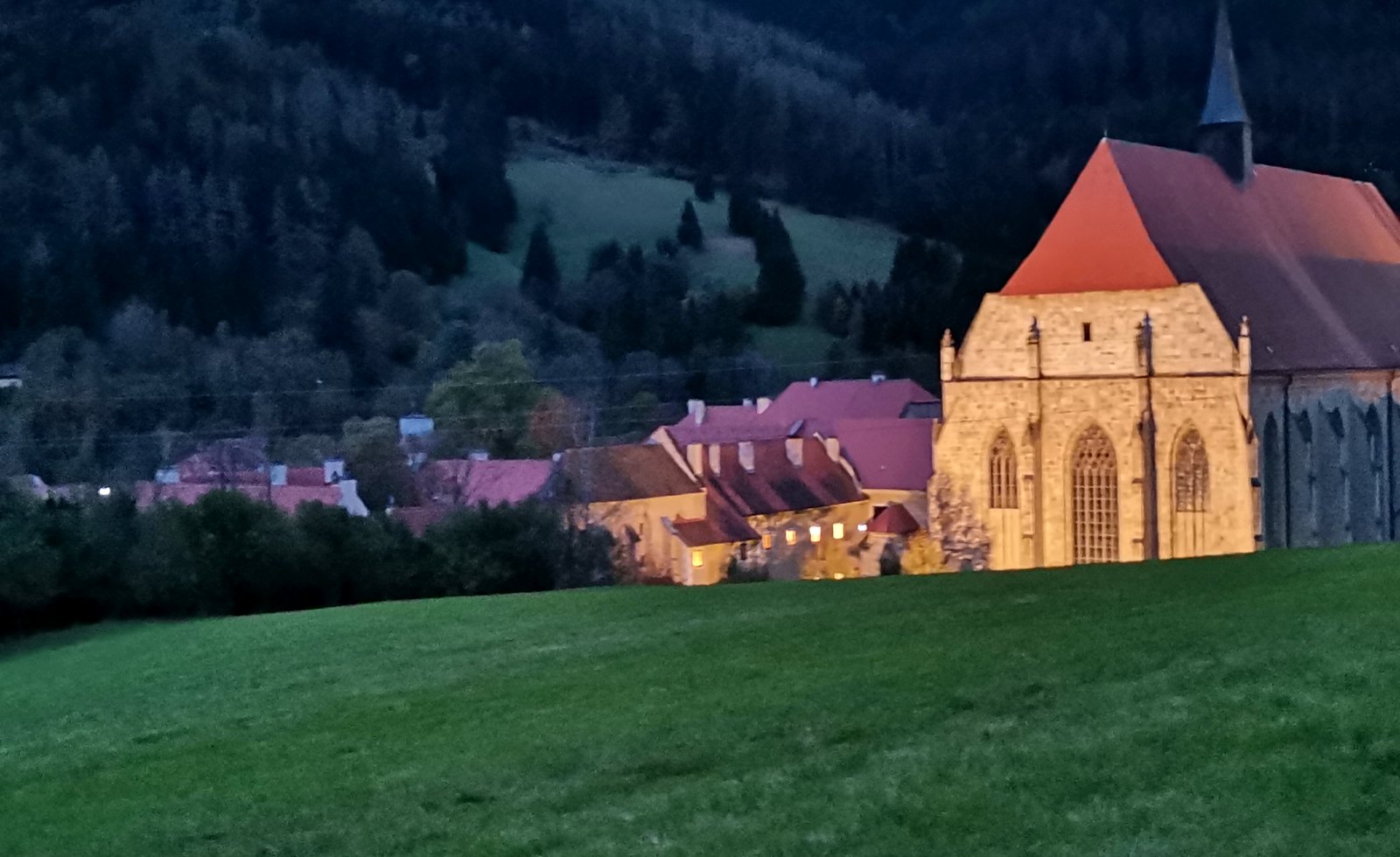 Münster und historisches Ensemble bei Nacht