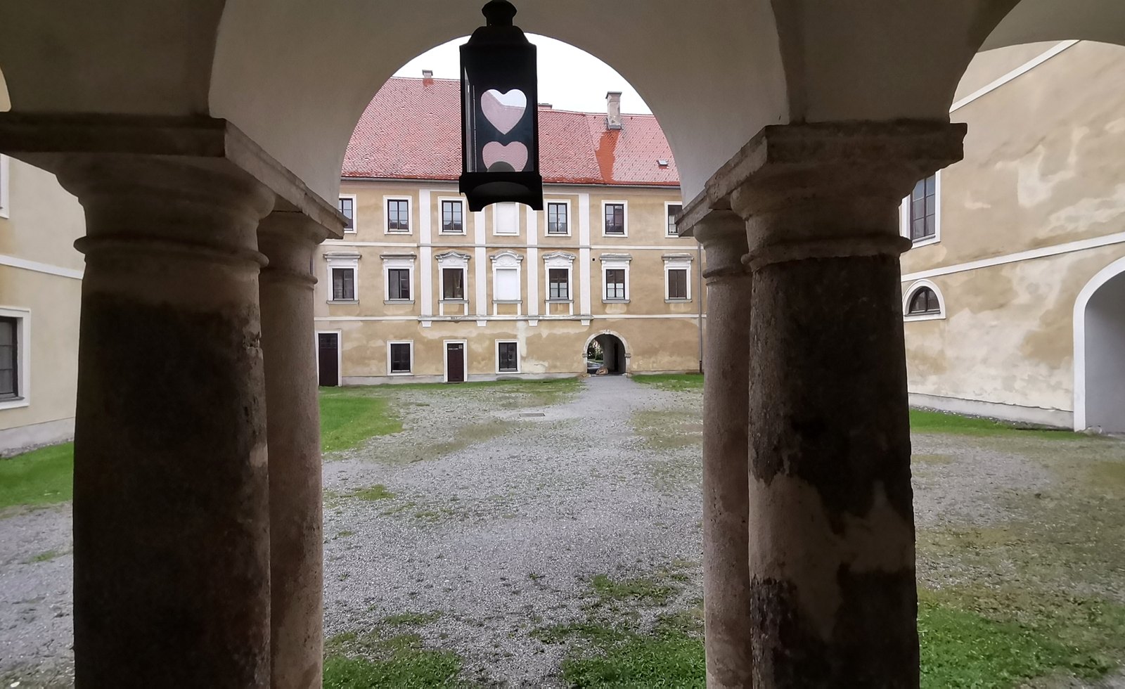 Blick durch die Arkaden in den historischen Hof
