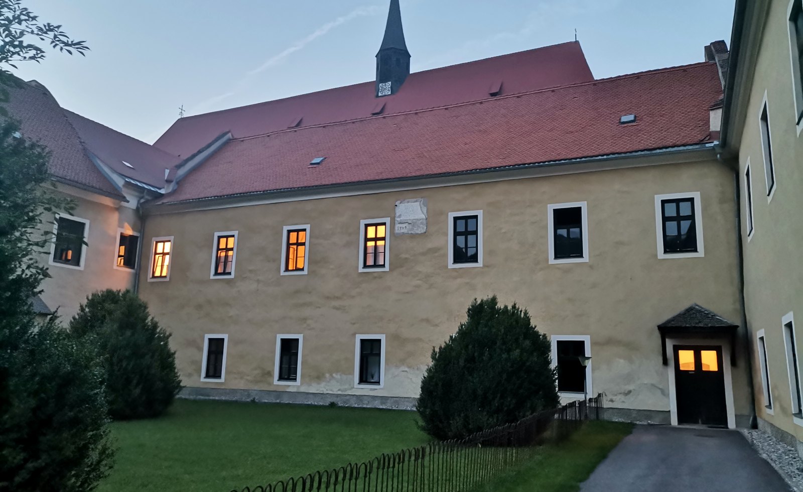 Historischer Innenhof in der Abendstimmung