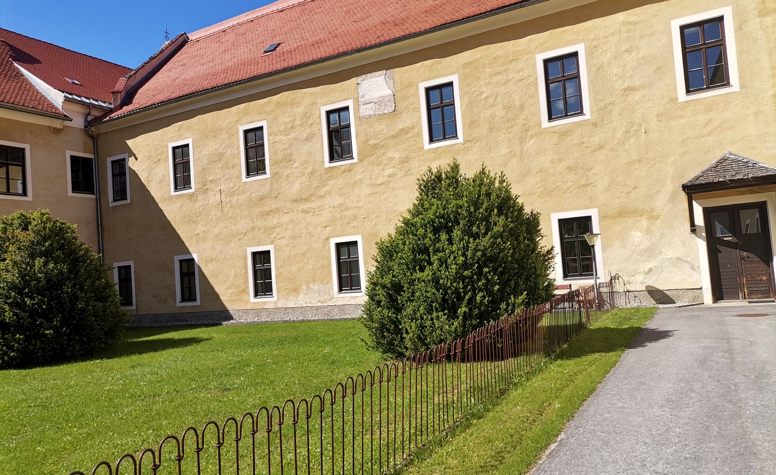 Historischer Hofbereich des Neuberger Ensembles