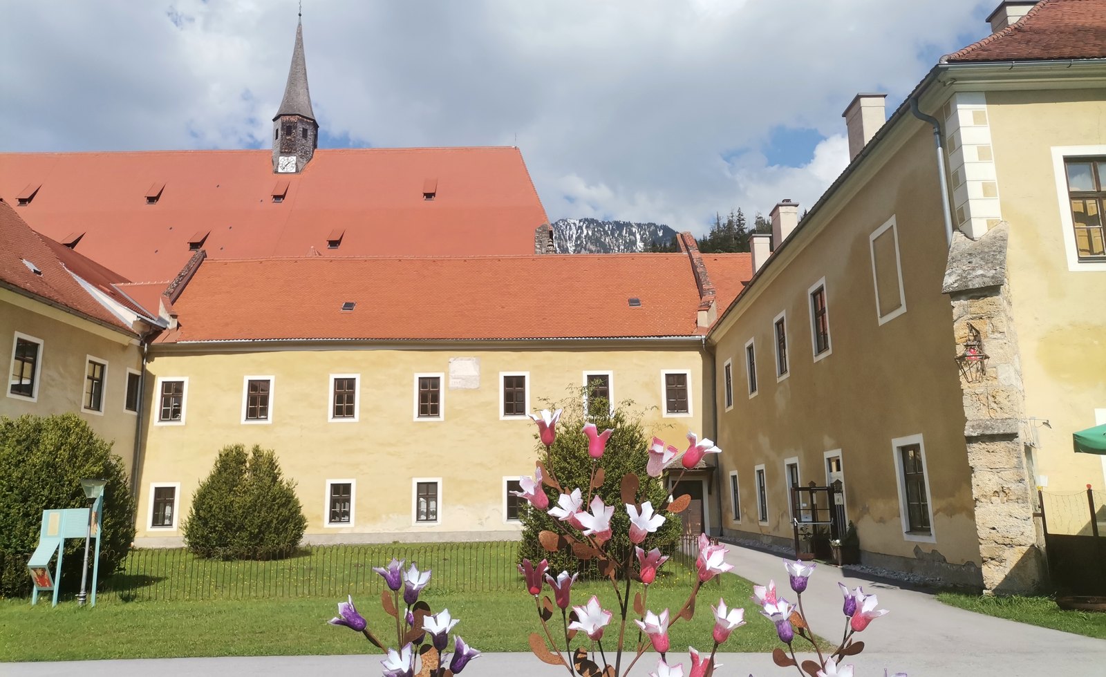 Historischer Innenhof des Neuberger Ensembles